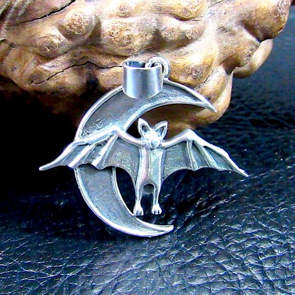 Solid 925 Sterling Silver Gothic Crescent Moon Bat Pendant - Vampire Jewelry - Picture 1 of 8